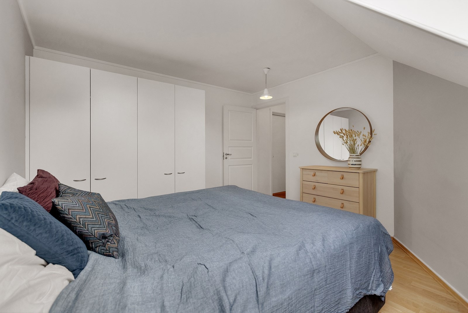 Rommet har skråtak som gir en lun loftsfølelse og en hyggelig atmosfære. Galleribilde