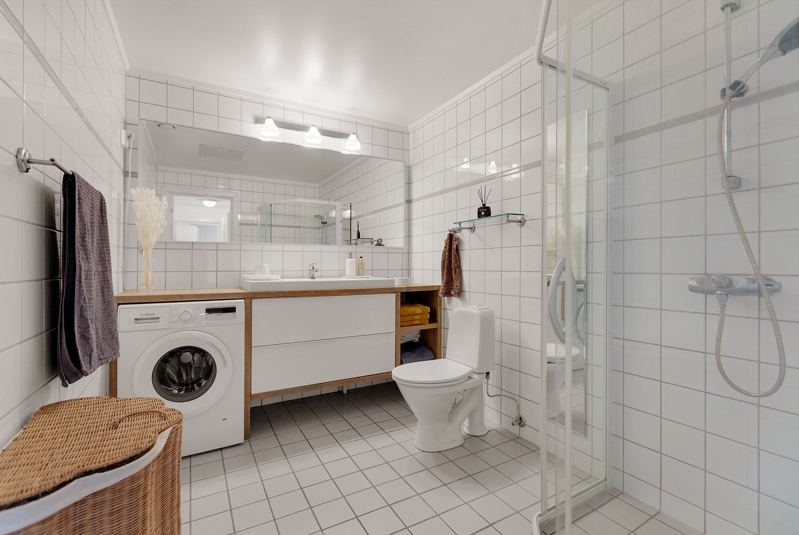 Innredningen har servant med ett-greps blandebatteri, samt wc og dusjhjørne med skyvedør. Galleribilde