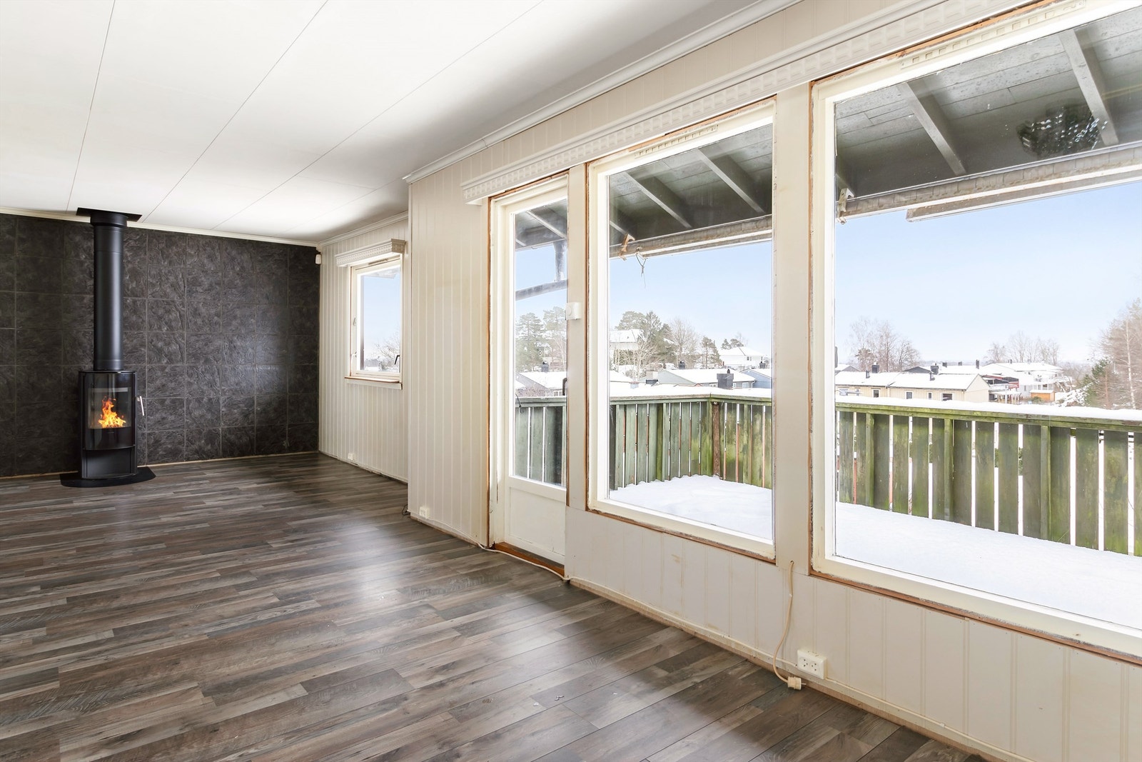 Stuen har store vindusflater som gir mye lys. Galleribilde