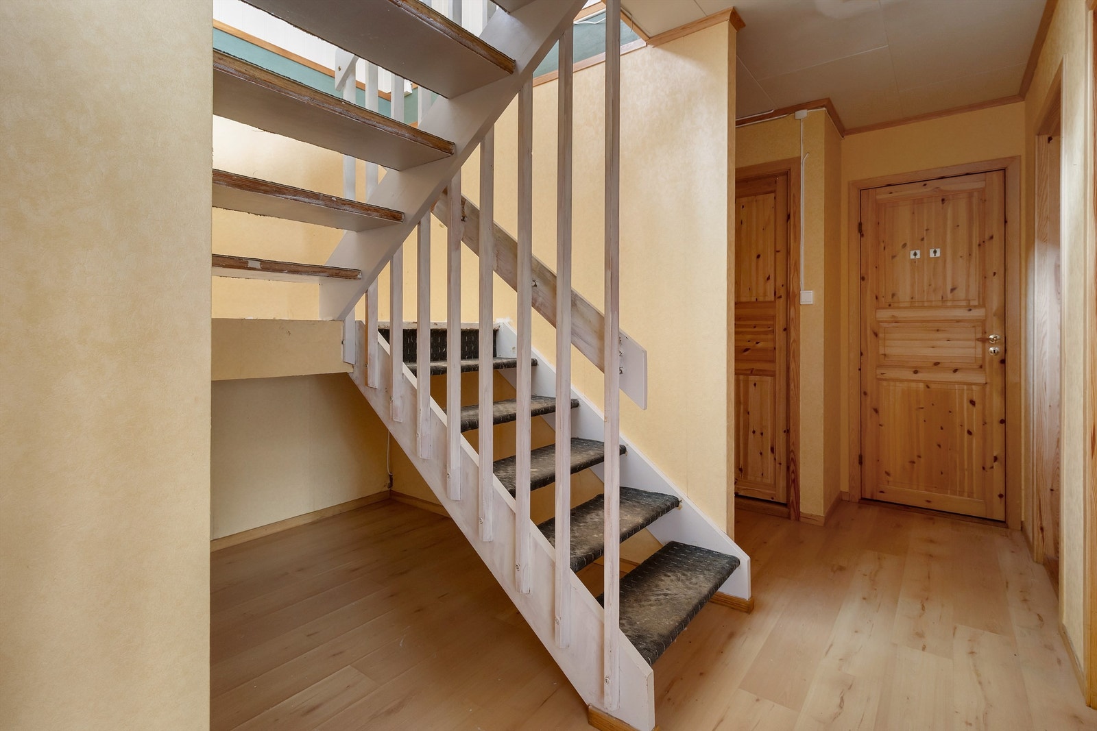 Trapp ned til underetasje. Etasjen består av 3 soverom, bad, wc og to boder. Galleribilde