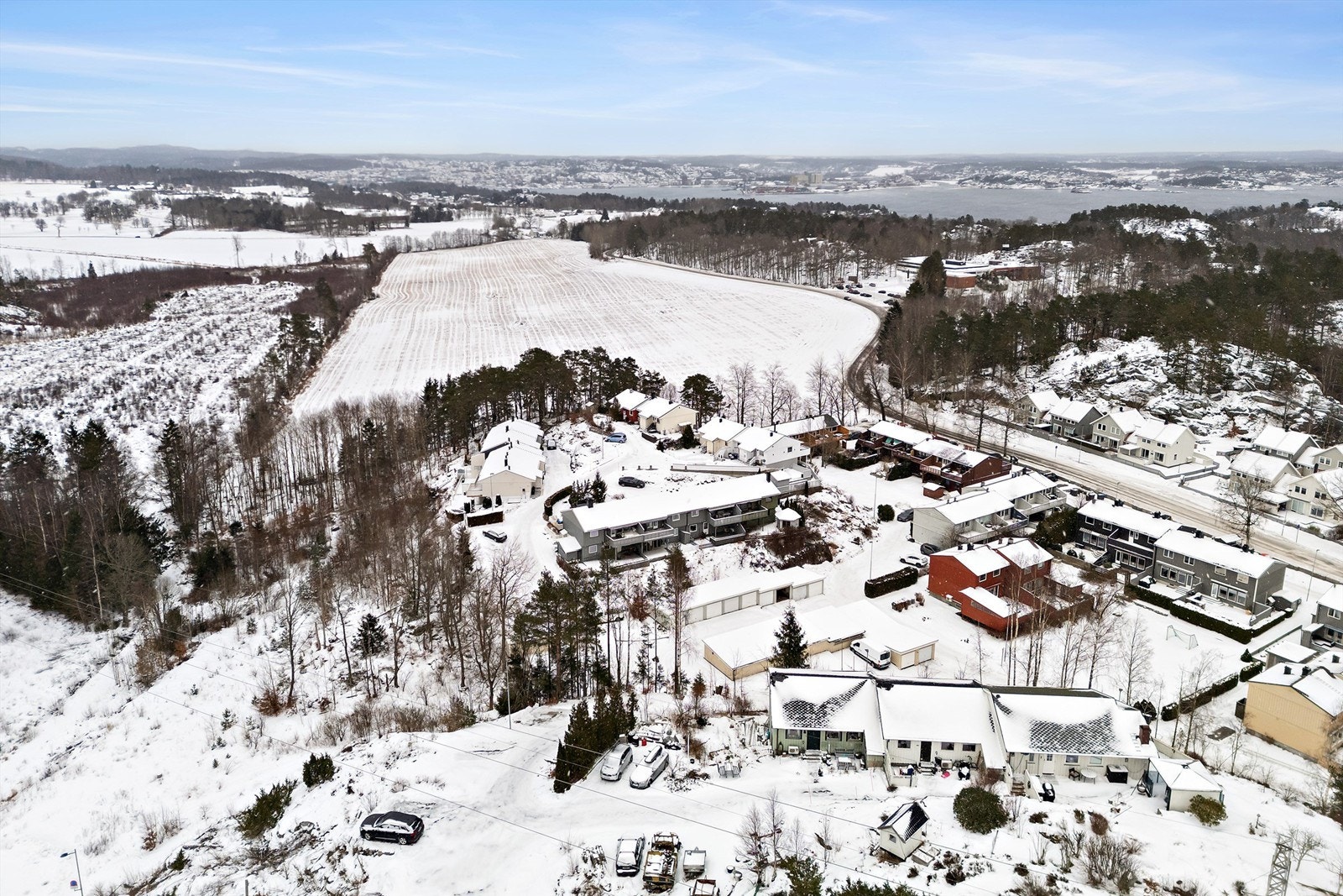 Eiendommen ligger i rolige og skjermede omgivelser i Brunlaskogen, et veletablert boligområde i Stavern. Galleribilde