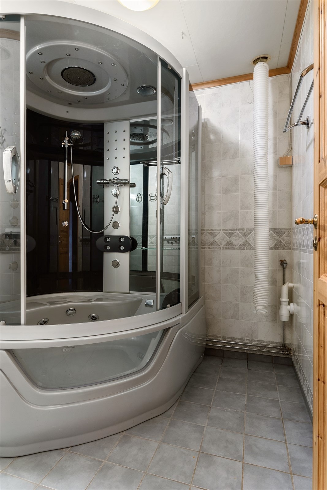 Bad - tidligere vaskemaskin og tørketrommel plassert i høyden. Galleribilde