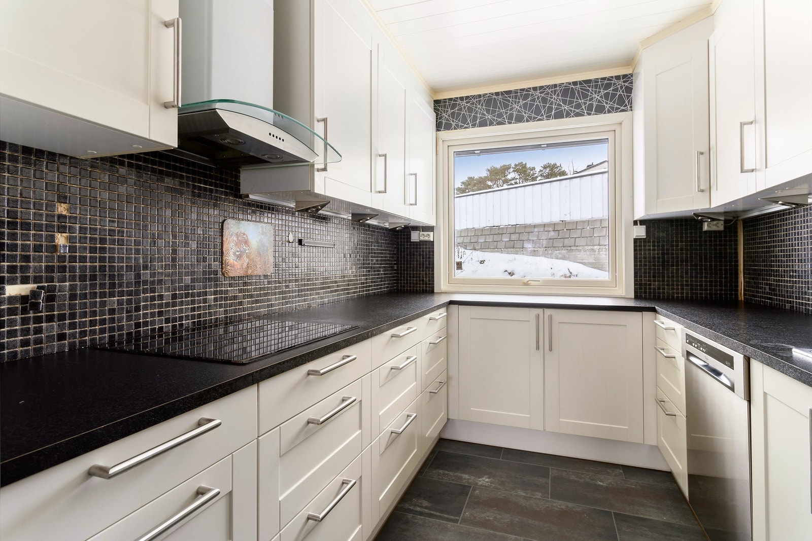 Hyggelig vindu over kjøkkenbenk ut mot inngangsparti. Galleribilde