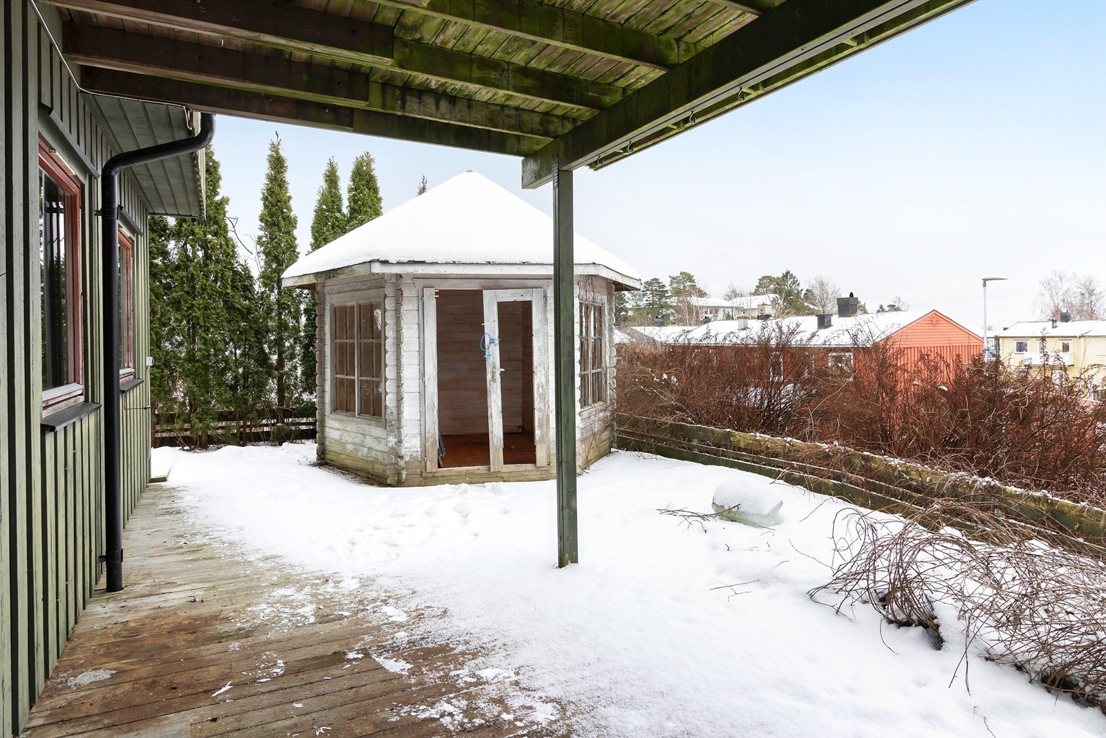 Uteareal utenfor underetasjen. Lysthus/grillhytte er ikke byggesøkt. Galleribilde