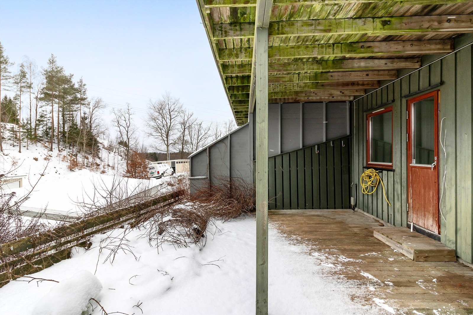 Overbygd terrasse med utsyn over nærområdet. Galleribilde