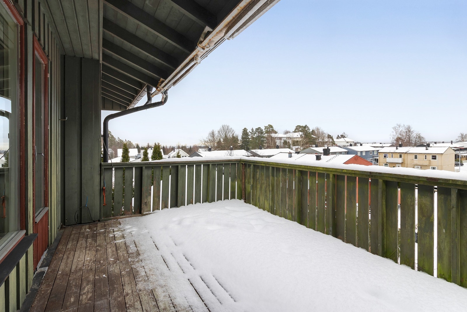 Romslig balkong med utsikt og gode solforhold. Galleribilde