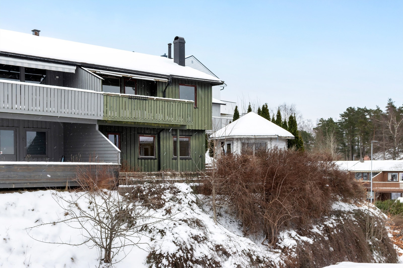 Rekken ligger på en liten høyde, noe som gir en luftig beliggenhet. Galleribilde