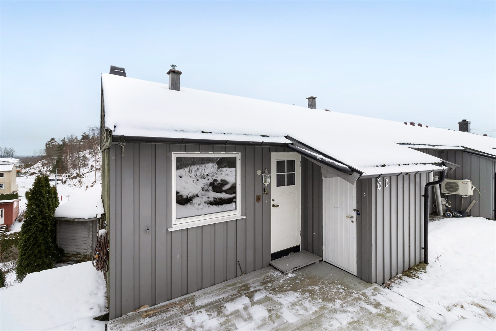 Inngangsparti med praktisk utebod. Galleribilde