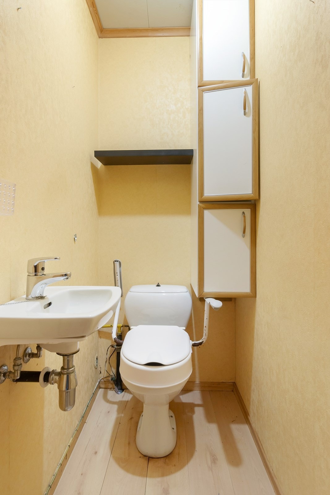 Toalettrom med servant og WC. Galleribilde