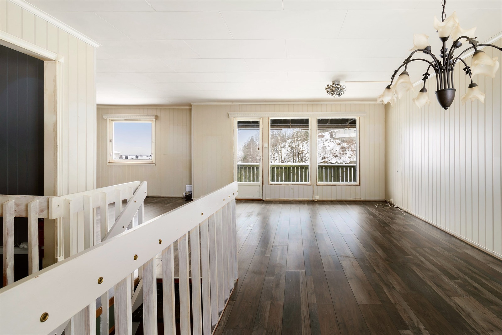 Lys stue/spisestue med store vindusflater og åpen romfølelse. Galleribilde