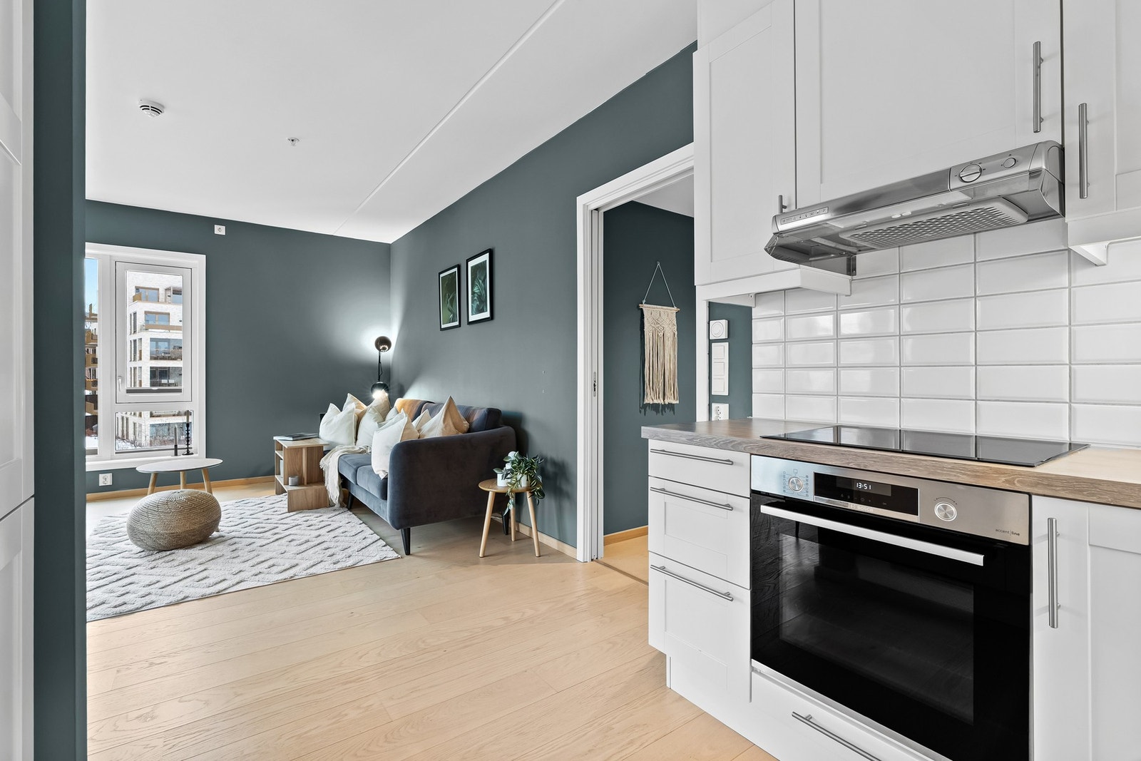 Mekanisk kjøkkenventilator fører matos ut i av rommet i egen kanal Galleribilde