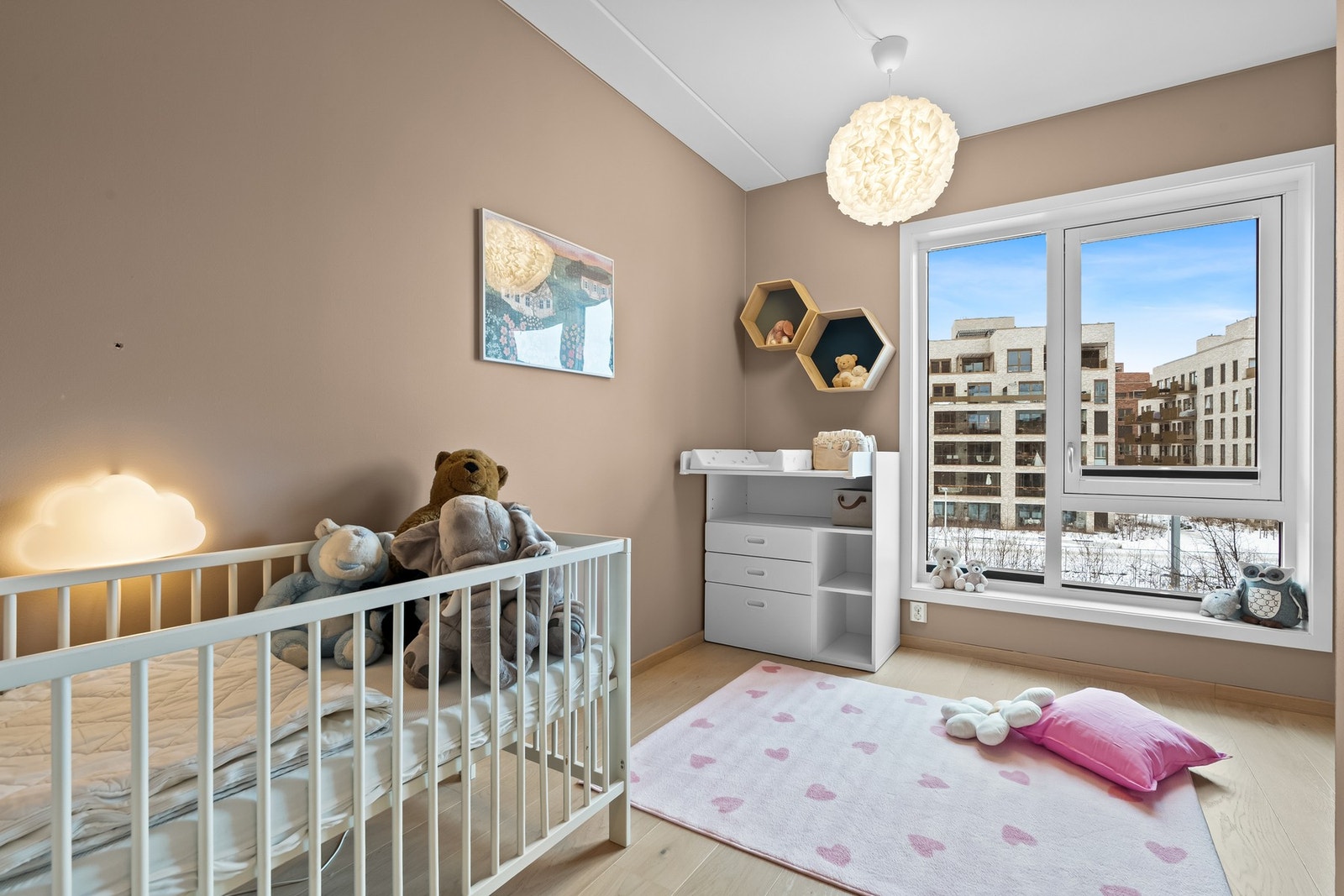 Ett av tre soverom med pent 1-stavs parkettgulv og glatte malte veggflater i flott fargevalg Galleribilde