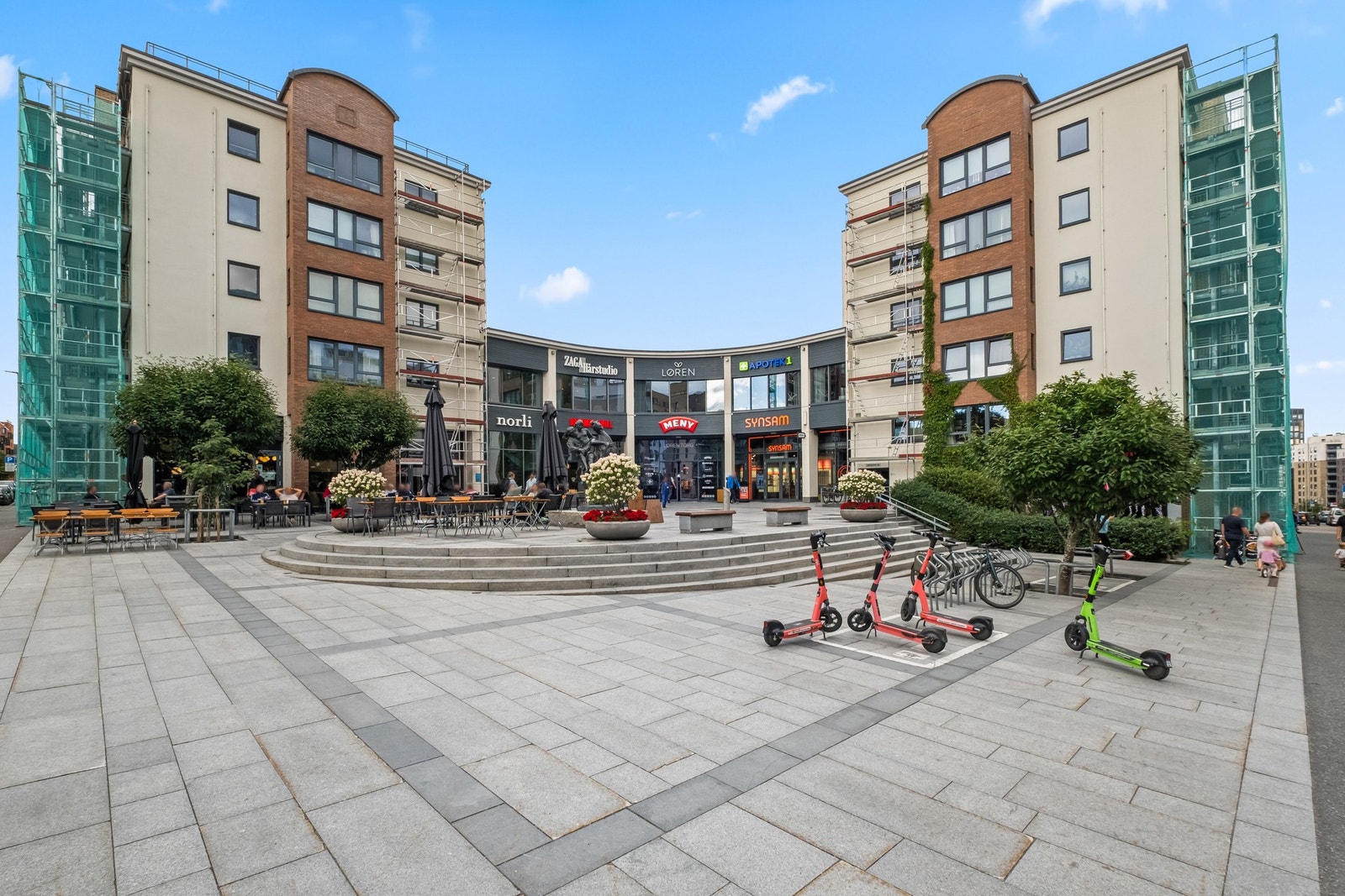 Løren Torg rett rundt hjørnet. Her har du dagligvare, apotek, butikker mm. Galleribilde