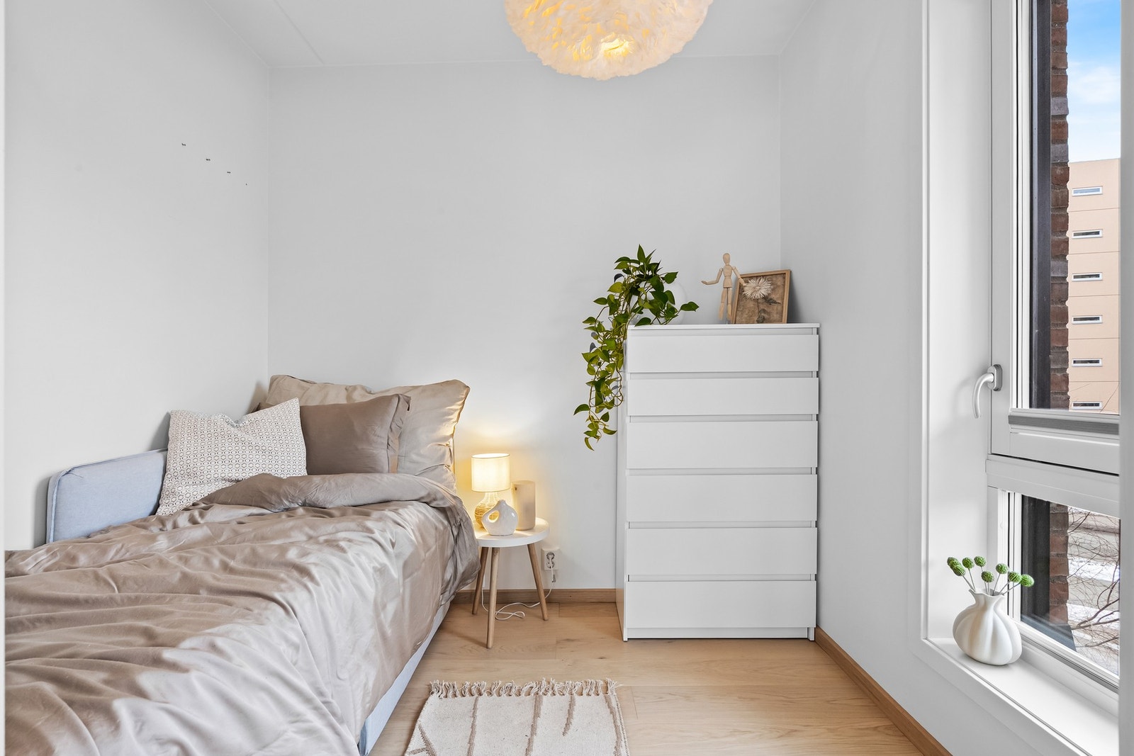 Soverom 3 med passende størrelse. Rommet egnes fint som barnerom, gjesterom, kontor eller i kombinasjon Galleribilde