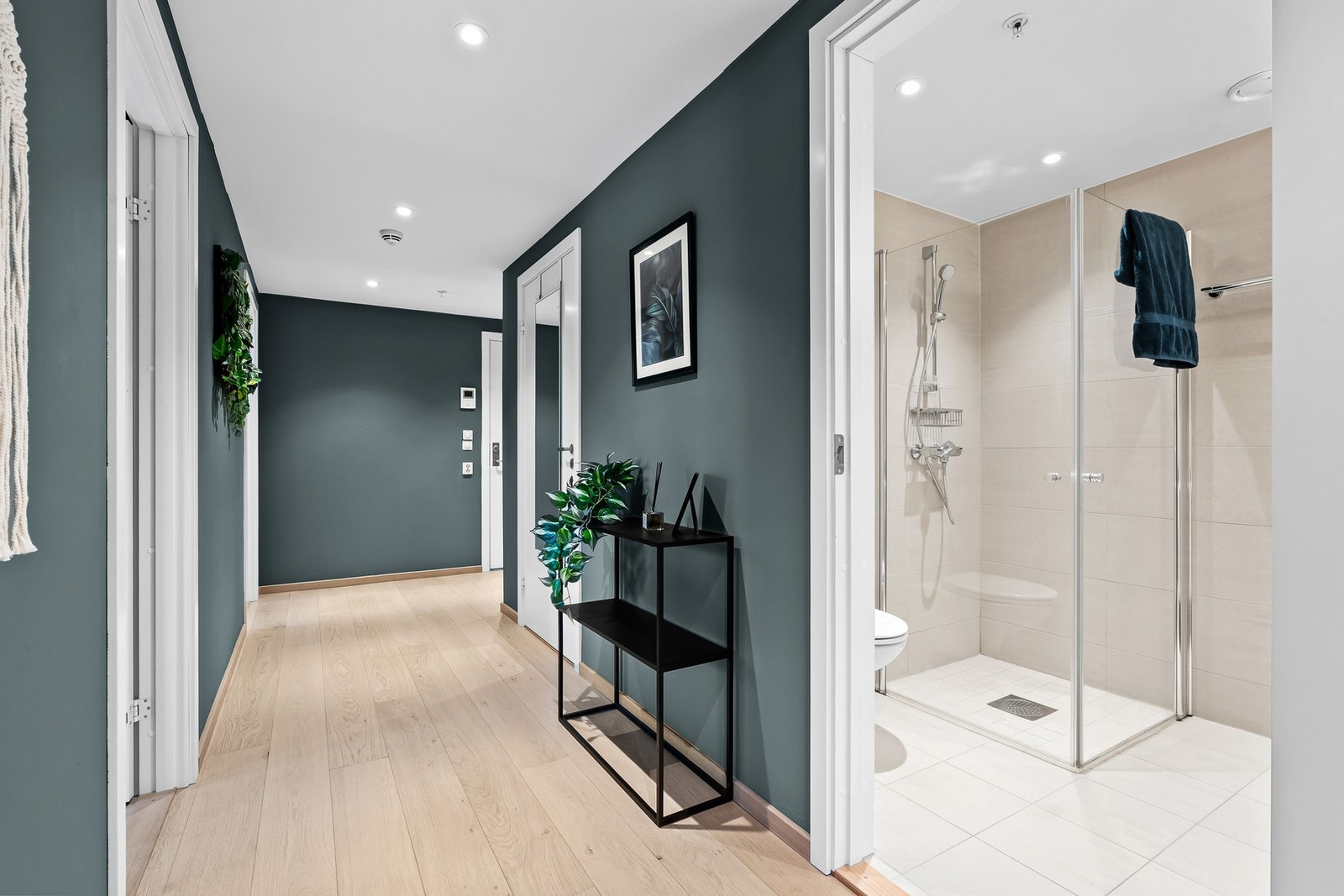 Flott 1-stavs parkettgulv, downlights og glatte veggflater i moderne fargevalg Galleribilde