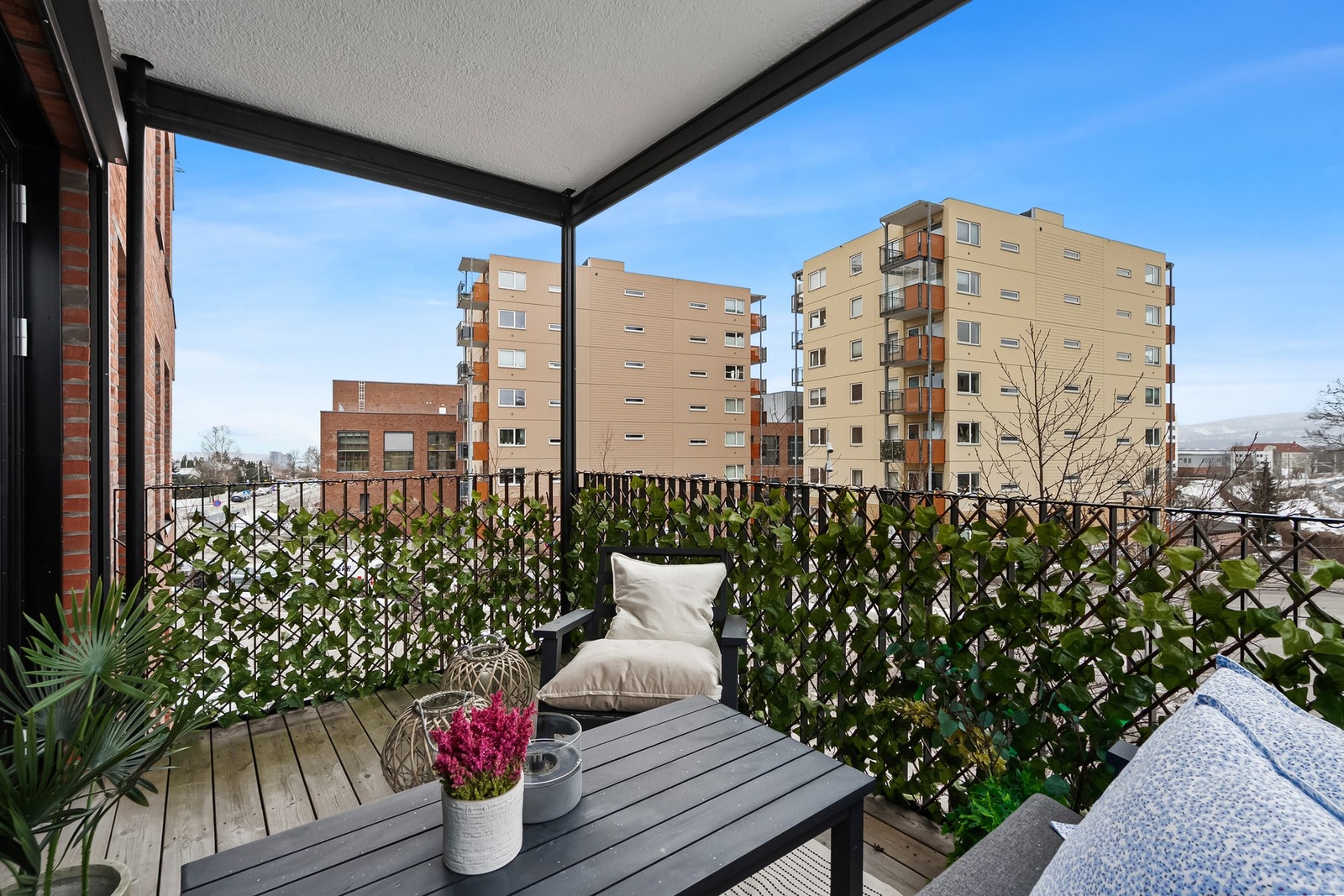 I enden av veien til venstre lyser fjorden opp når været er riktig Galleribilde