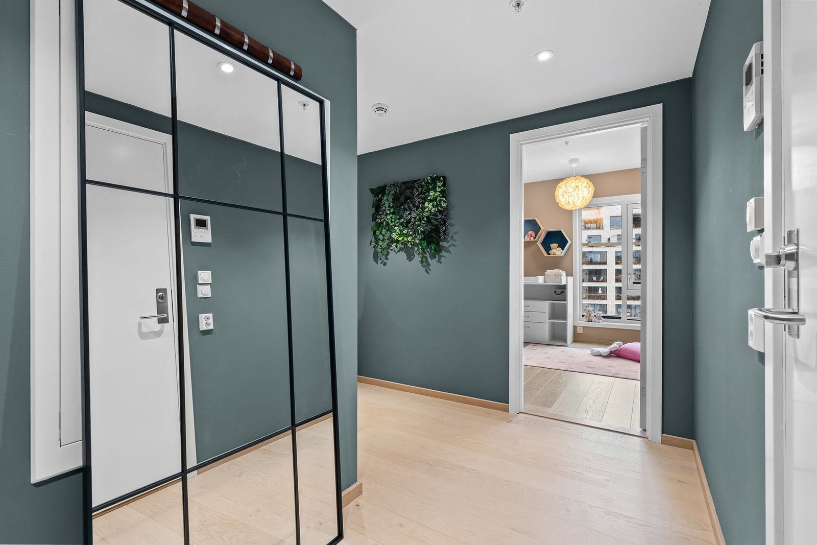 Tilkomst til 3.etg og boligen via heis eller trappegang Galleribilde