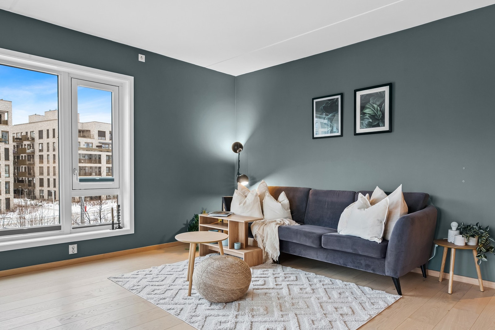 Sofahjørne med plass til stor hjørnesofa og tilhørende stuebord Galleribilde