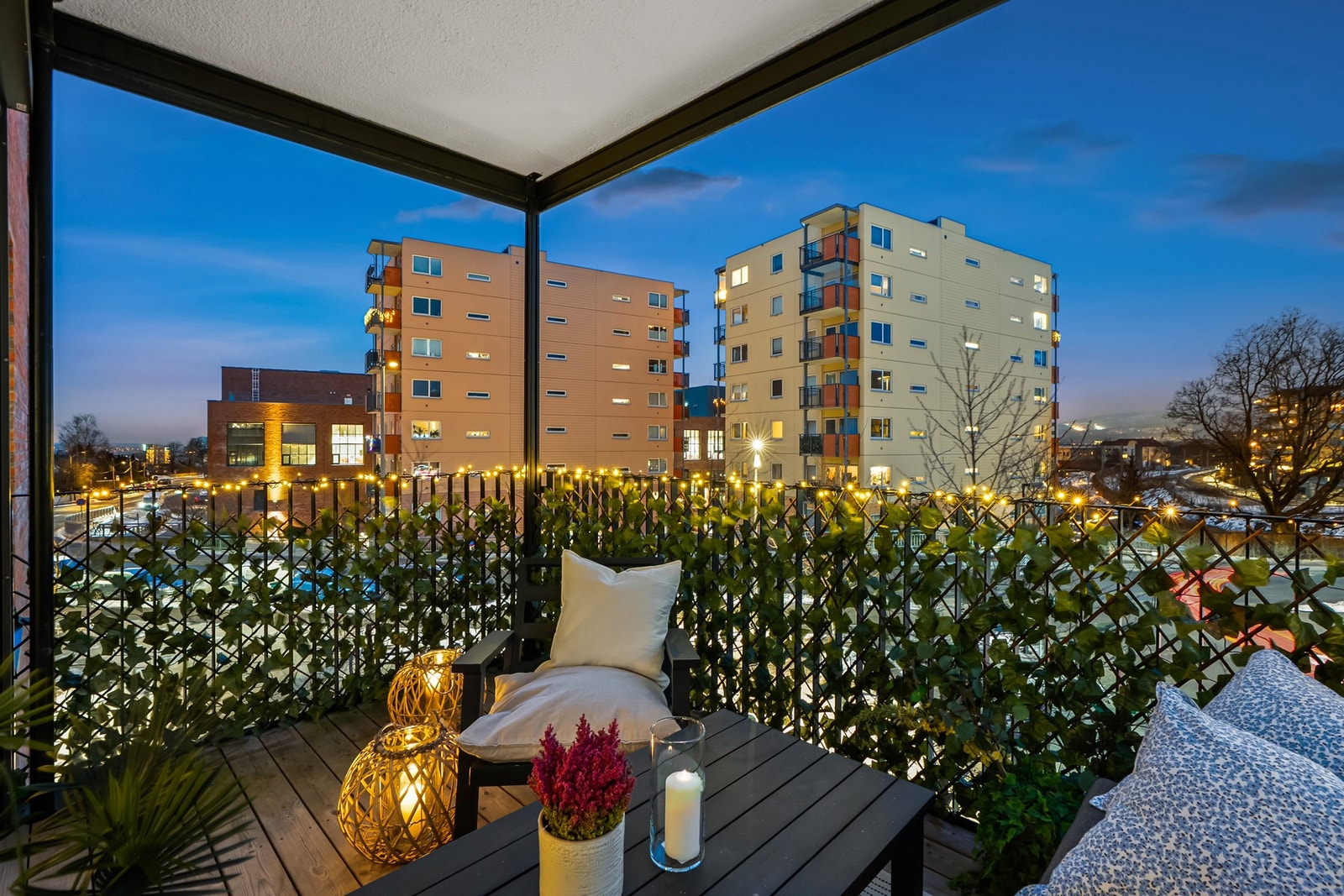 Trivelig utsikt mot Oslo fjorden og Holmenkollen og elektriske screens. Her nytes gode solforhold! Galleribilde