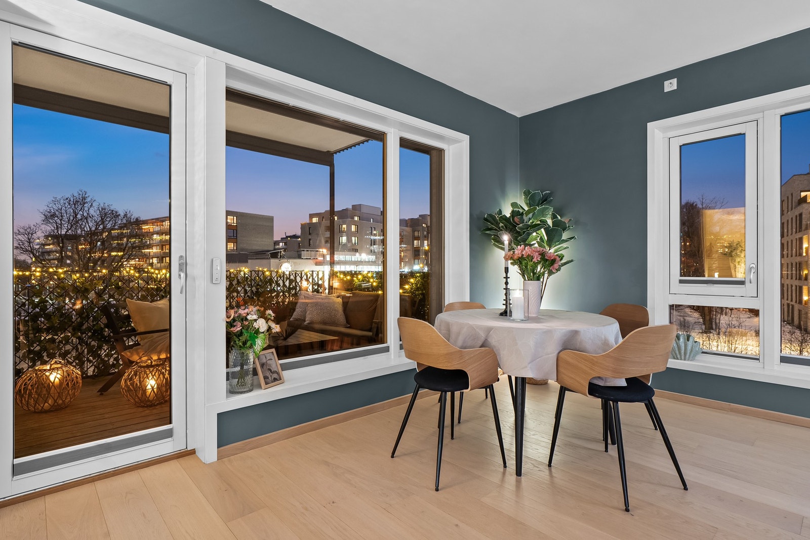 Velkommen til en tiltalende og fin 4-roms hjørneleilighet med ypperlig beliggenhet i Bøkkerveien Galleribilde