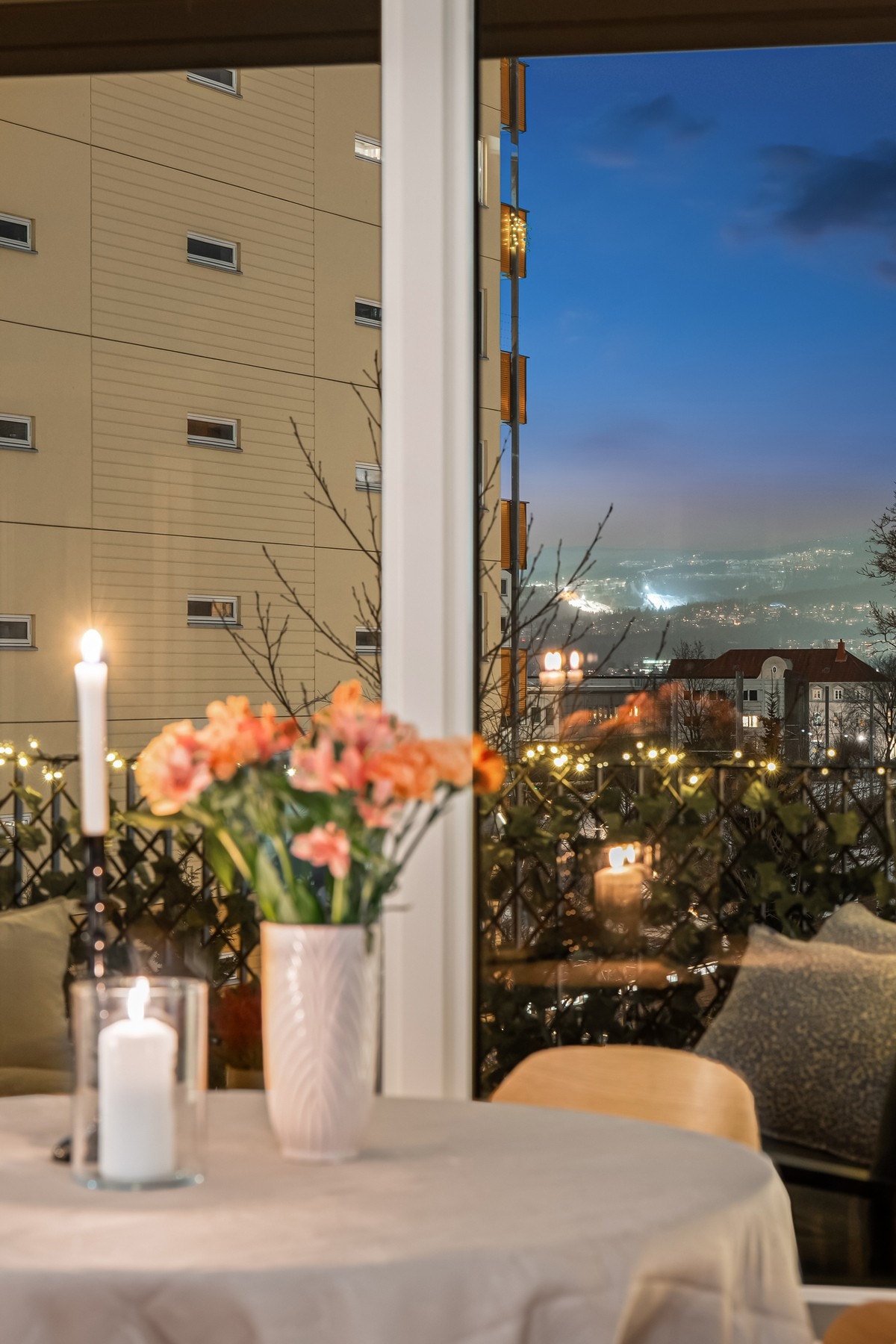 Fin utsikt fra spisebordet og nytelse av flotte kveldshimler Galleribilde