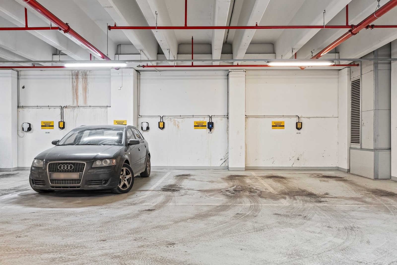 Boligen disponerer garasjeplass med EL-lader. Det er også mulighet for kjøp av en til. Galleribilde