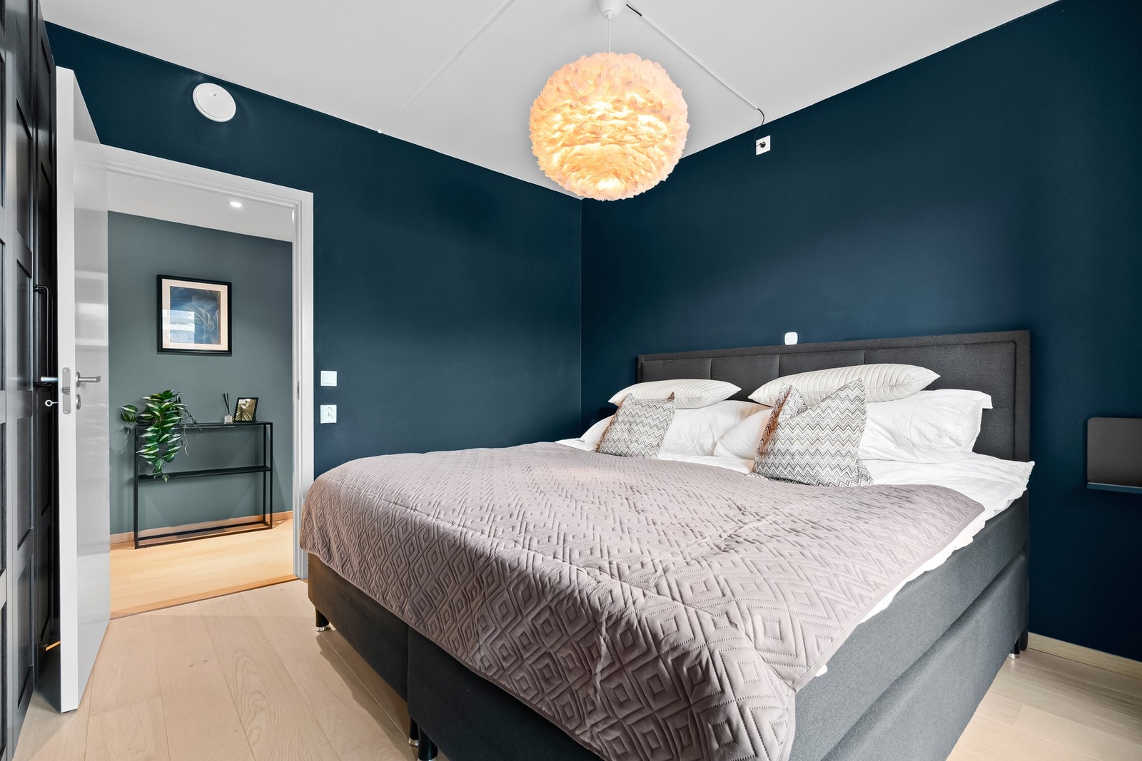 Stor garderobeinnredning på venstre side medfølger Galleribilde