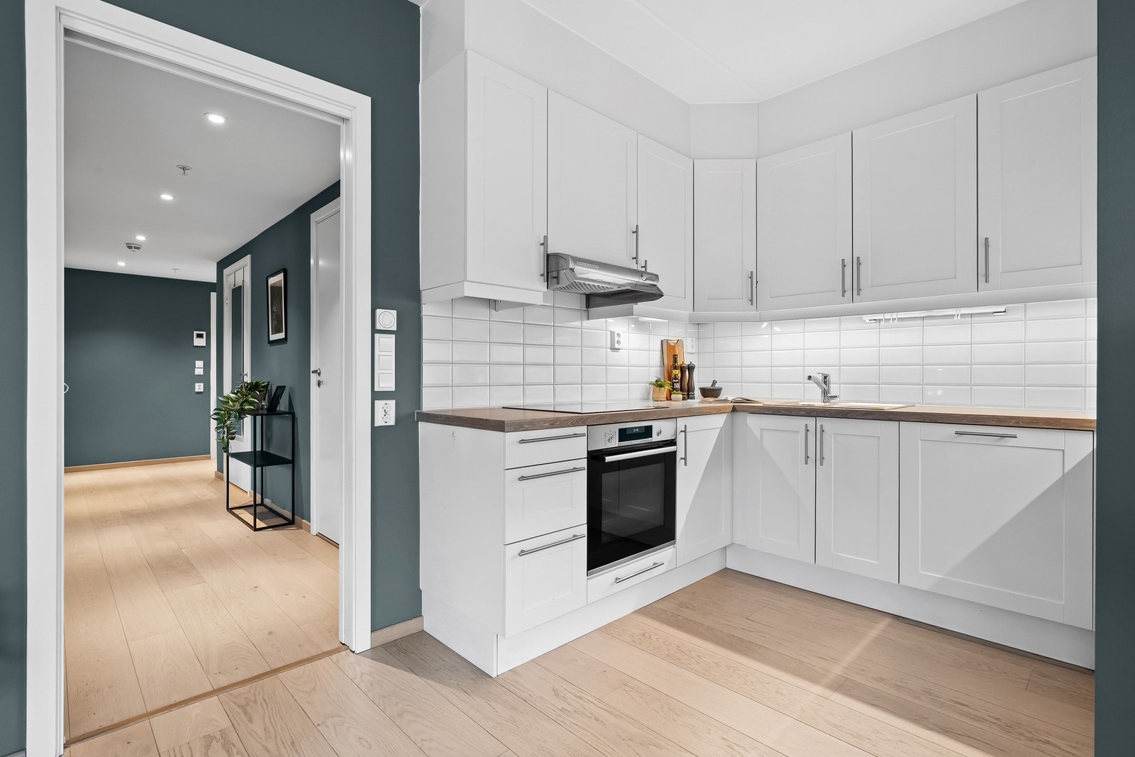 Flott Sigdal kjøkken takhøy innredning, profilerte fronter og benkeplate i lys laminat og nedfelt vaskekum i rustfritt stål Galleribilde