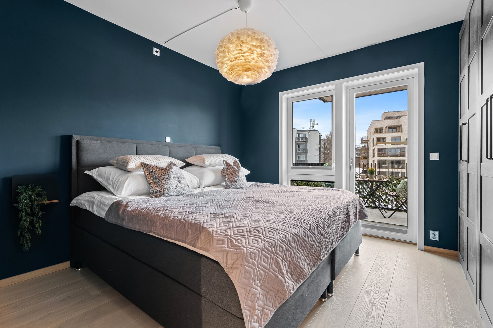 Stort hovedsoverom med plass til 210x210 seng og nattbord på hver side av seng. Plissegardiner er montert. Galleribilde