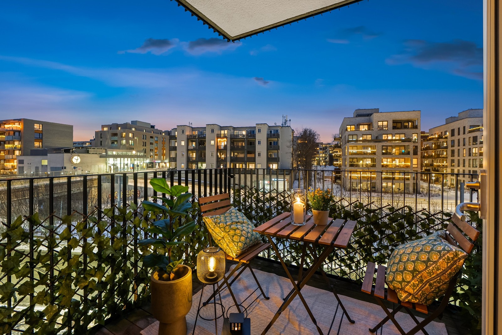 Boligen har 2 solrike balkonger med flott utsikt! Galleribilde