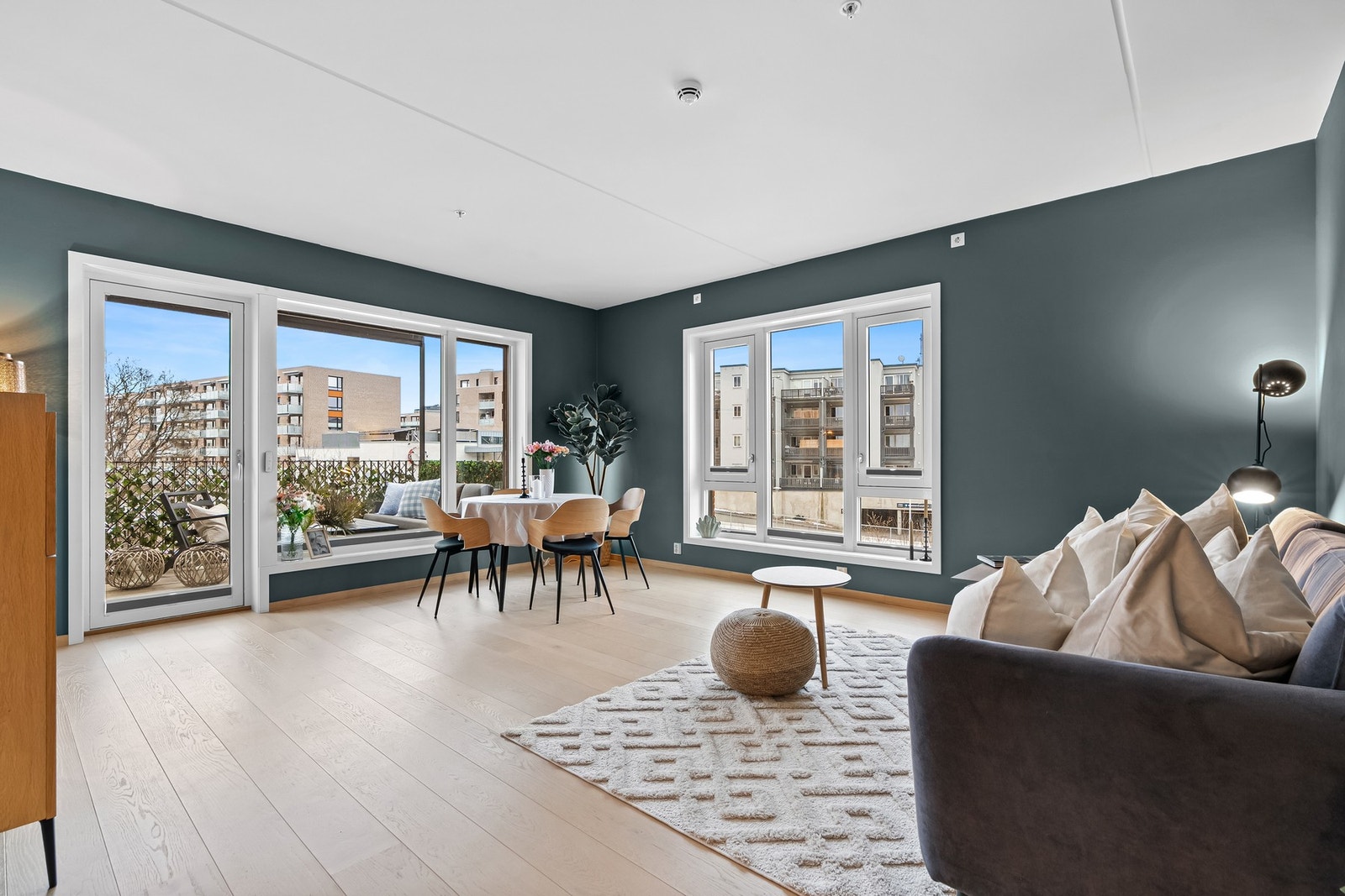 Lyst og fint oppholdsrom med masse naturlig lys fra vinduer på begge sider av rommet Galleribilde