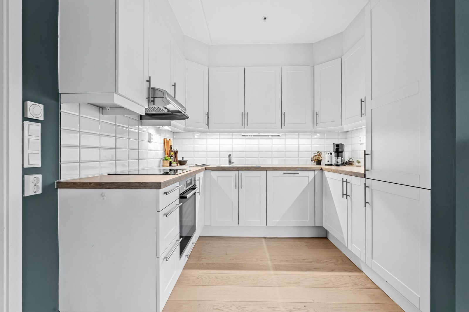 Kjøkkenet har integrerte hvitevarer som induksjonsplatetopp, stekeovn, oppvaskmaskin og kjøl/fryseskap.
Komfyrvakt samt aquastop/lekkasjevarsler med sensorer og magnetventil er installert Galleribilde