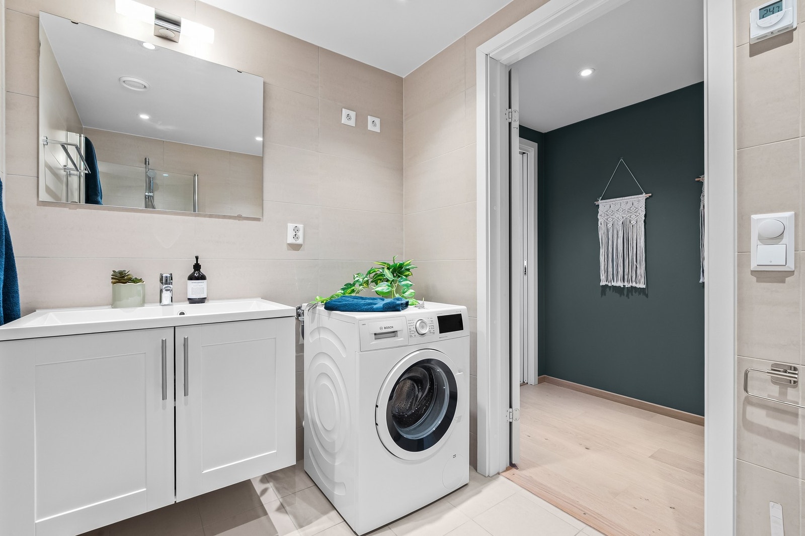 Opplegg for vaskemaskin og tørketrommel i hjørnet av rommet Galleribilde