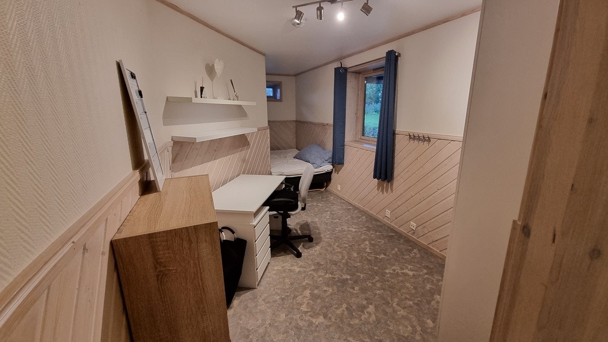 Rom 3: Skrivebord, seng: 2 m X 1.2 m, kontorstol, kleskap og hyller Galleribilde