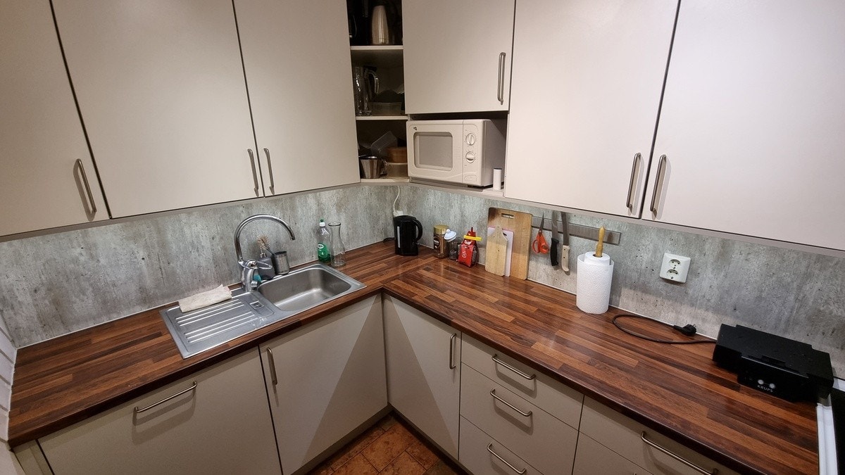 Benkeplass, oppvaskmaskin og mikro Galleribilde