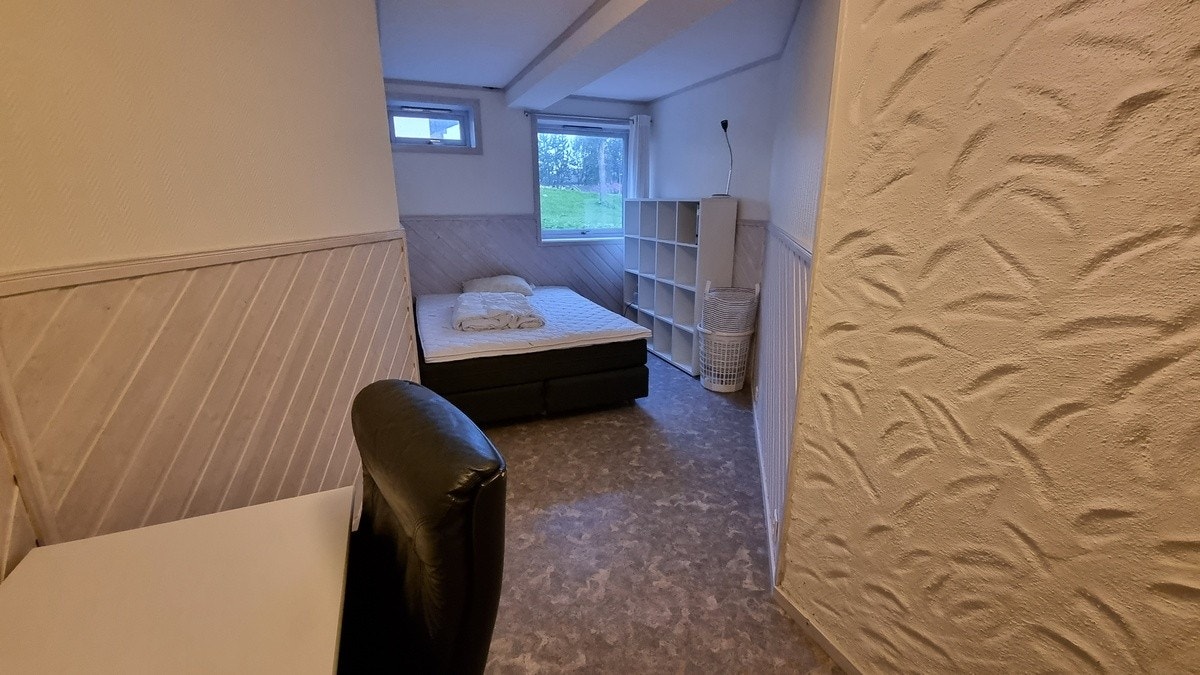 Rom 2: Skrivebord, seng: 2 m X 1.5 m, kontorstol, kleskap og hyller Galleribilde