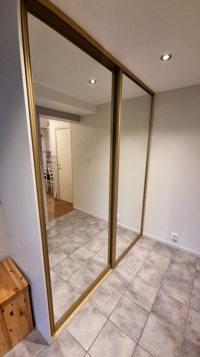 Garderobeskap i gangen Galleribilde