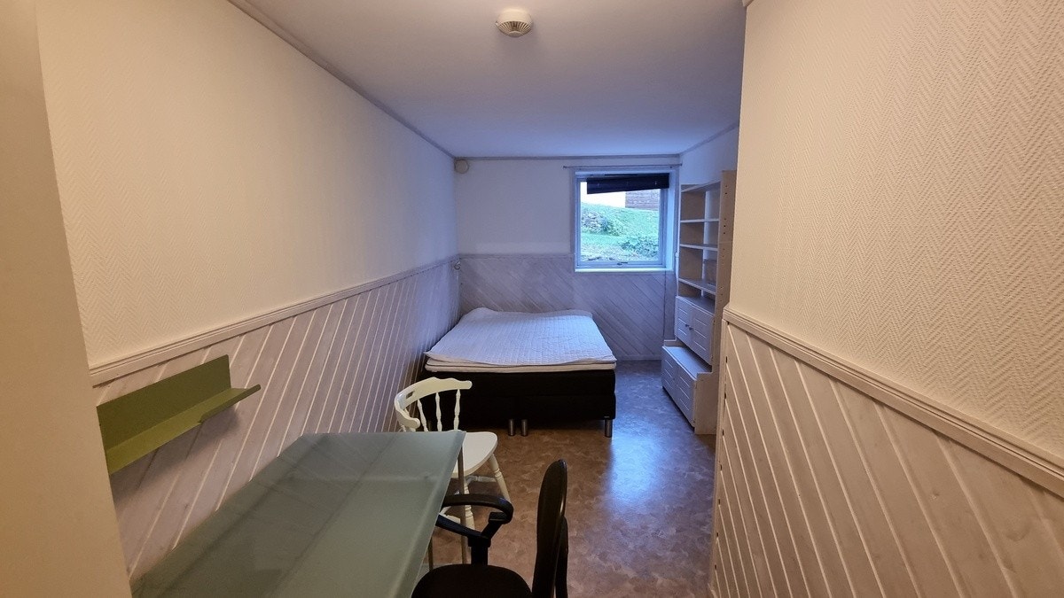 Rom 1: Skrivebord, seng: 2 m X 1.5 m, kontorstol, kleskap og hyller Galleribilde