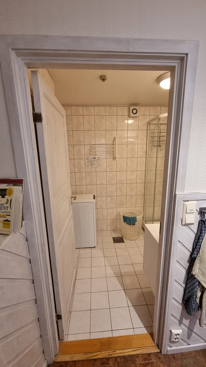 Bad med vaskemaskin Galleribilde