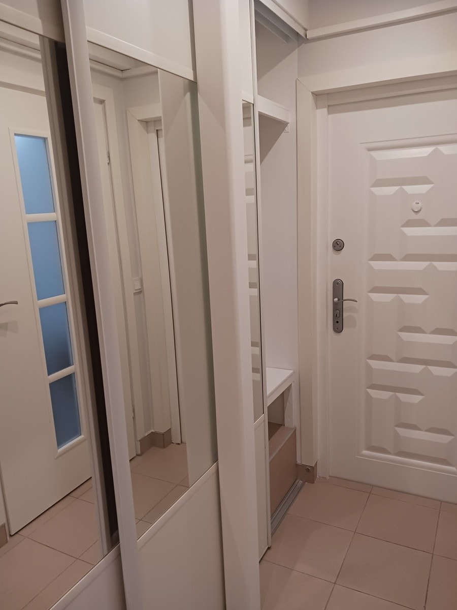 garderobe i korridor Galleribilde