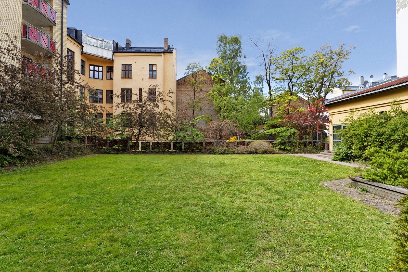 Gårdsrommet er åpnet opp mot omkringliggende bygårder i kvartalet og låst mot gate. Galleribilde