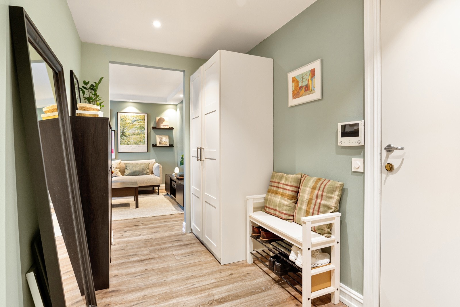 Velkommen inn! Entréen oppleves ryddig og funksjonell, med god sammenheng mellom boligens rom. Galleribilde