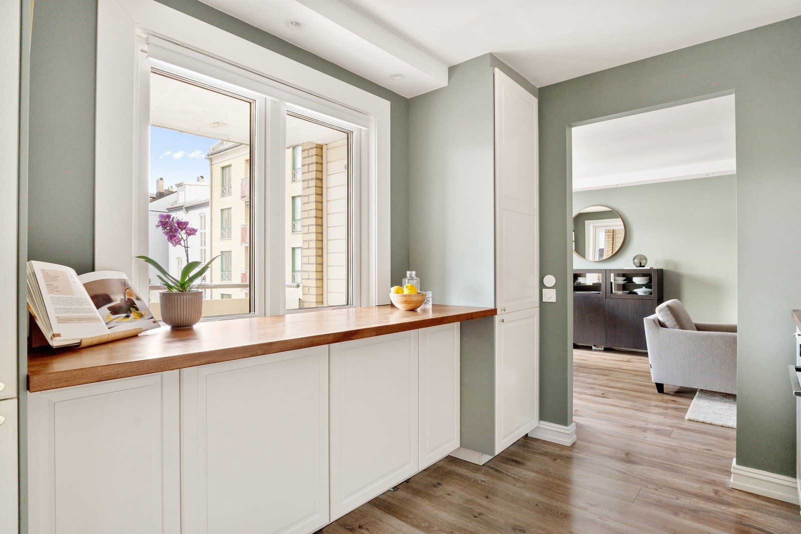 Løsningen gir godt med skap og benkeplass, og kjøkkenet er tilrettelagt med opplegg for nødvendige hvitevarer. Galleribilde