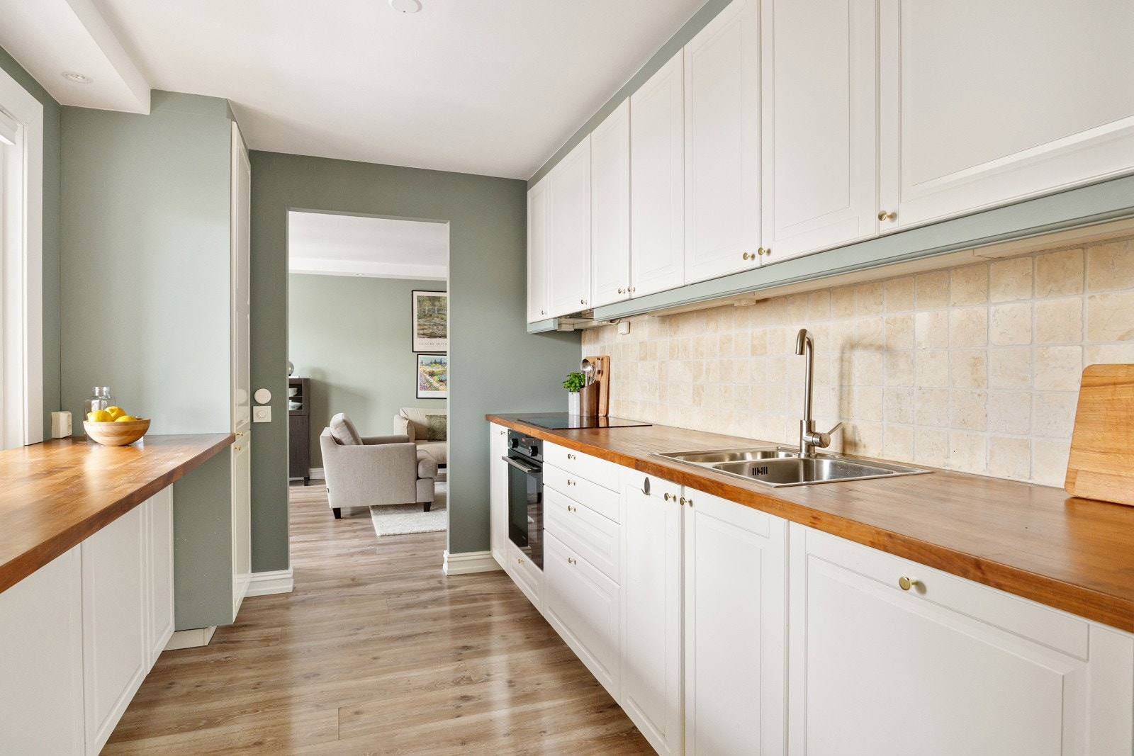 Kjøkkenet har innredning fra IKEA fra 2015 og fremstår som funksjonelt og velholdt. Galleribilde