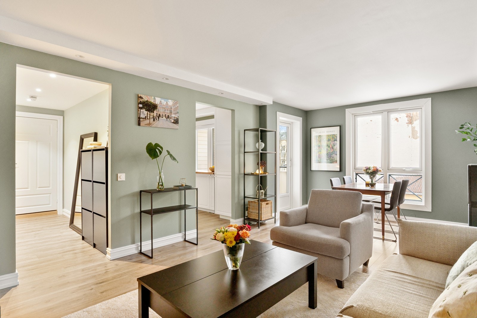 Leiligheten ligger i byggets 3. etasje med heisadkomst og oppleves meget lys og luftig med sine store vindusflater og lysforhold. Galleribilde