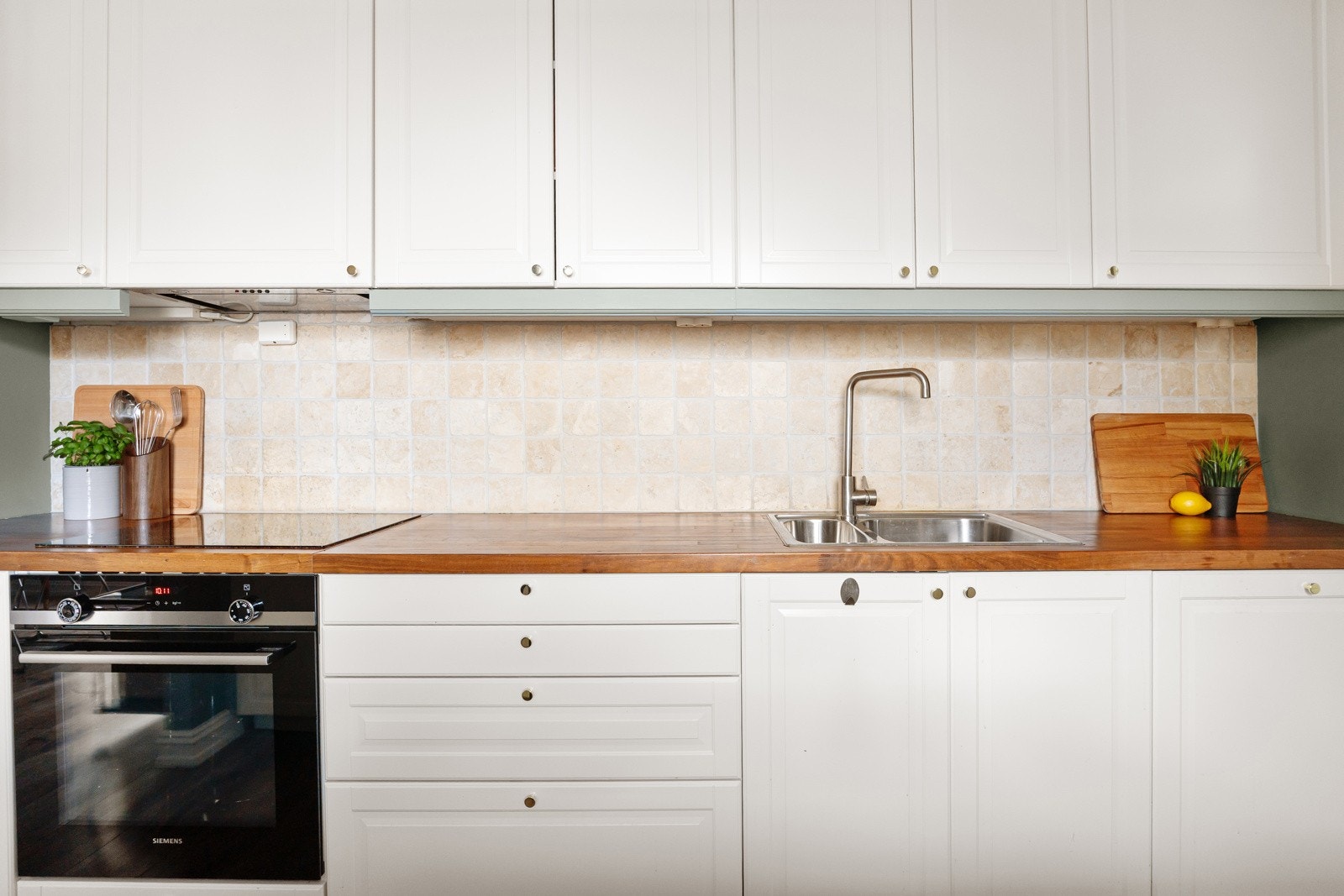 Profilerte, fabrikklakkerte fronter og slitesterk benkeplate med nedfelt kum i rustfritt stål. Galleribilde