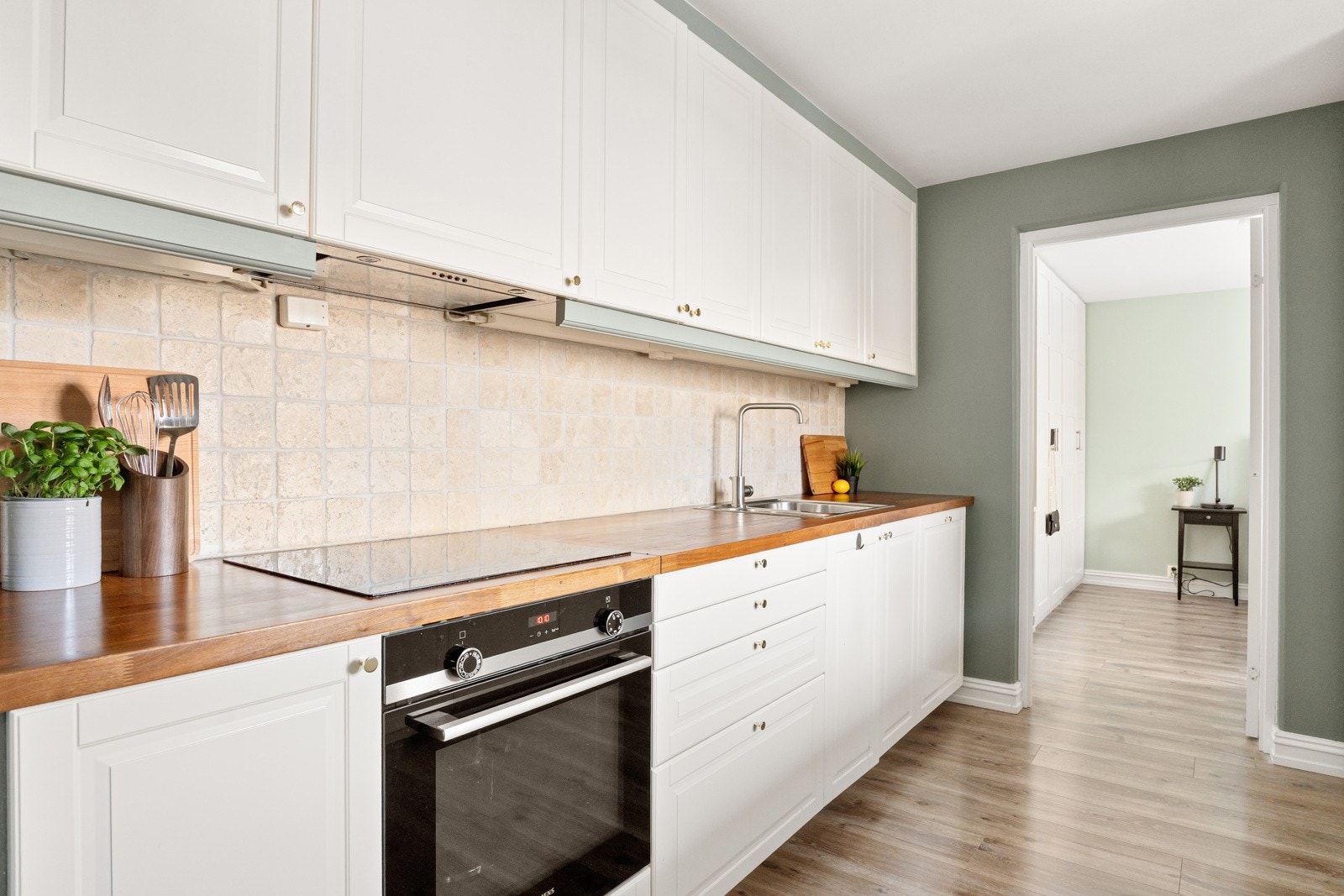 Praktisk utforming gjør rommet godt egnet både til daglig bruk og matlaging i sosiale settinger. Komfyrvakt er installert. Galleribilde