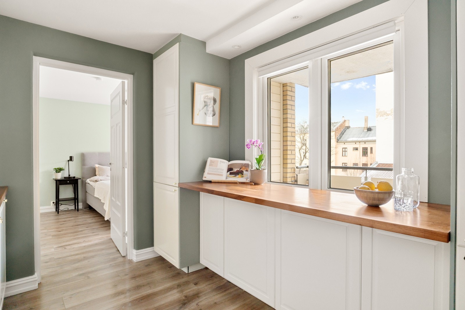 Kjøkkenet har opplegg for platetopp, oppvaskmaskin, stekeovn og kombi kjøl/frys. Integrerte hvitevarer medfølger handelen. Galleribilde