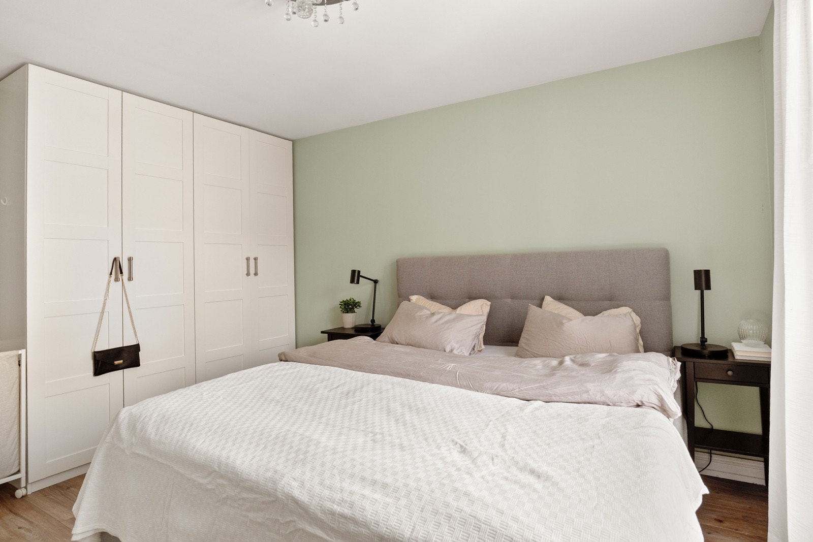 Rommet har plass til dobbeltseng, garderobeløsning og øvrig møblement etter behov. Galleribilde