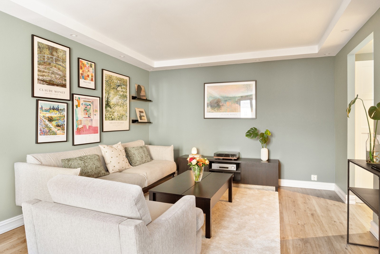 I stuen har du god plass til sofagruppe, spisebord og øvrig møblement etter eget ønske. Galleribilde